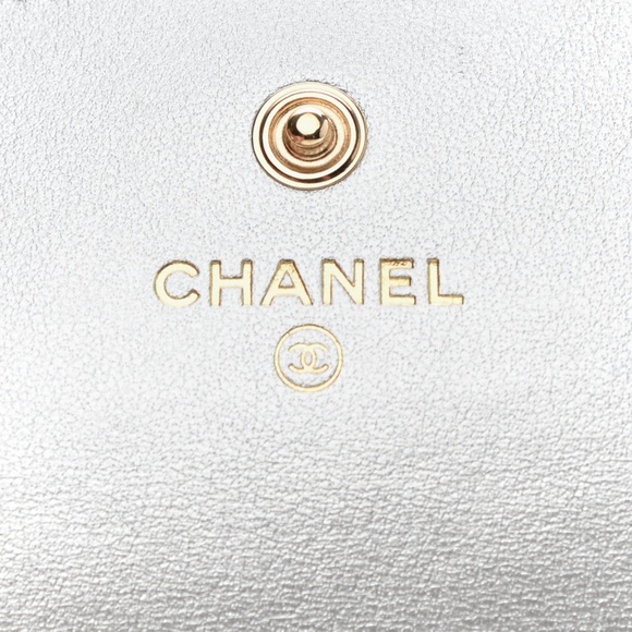 CHANEL
Metallic Goatskin Quilted Chanel Flap Card Holder Silver - Picture 5 of 6